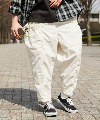 寬鬆彎刀版型 口袋抽繩設計 休閒工裝褲