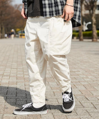 寬鬆彎刀版型 口袋抽繩設計 休閒工裝褲