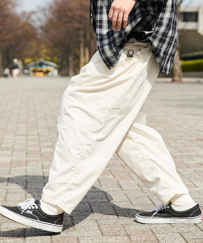 寬鬆彎刀版型 口袋抽繩設計 休閒工裝褲