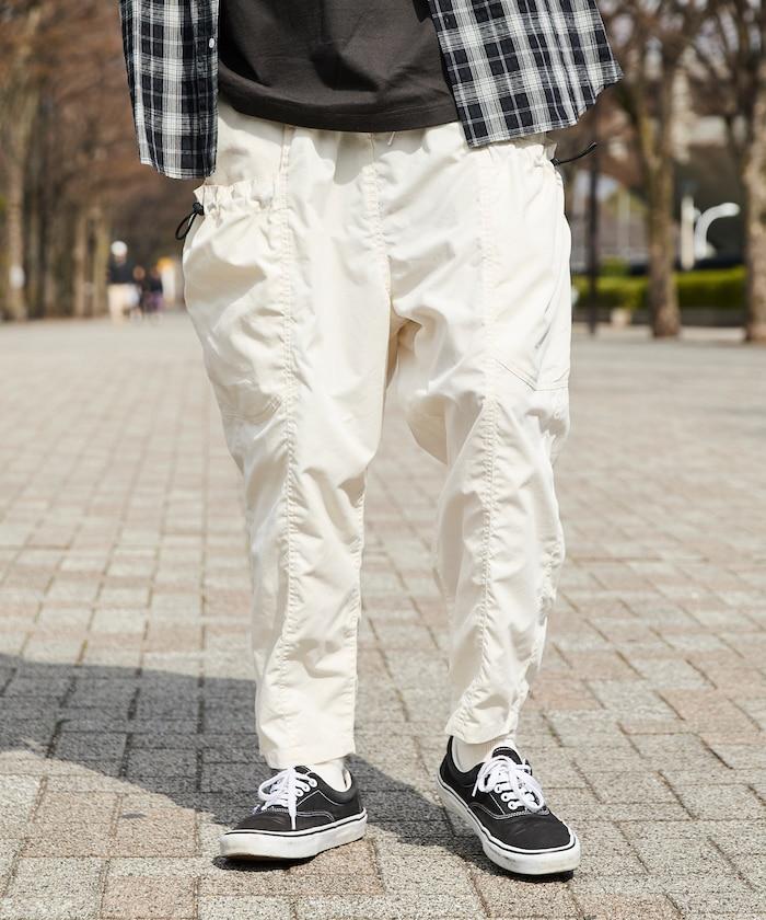 寬鬆彎刀版型 口袋抽繩設計 休閒工裝褲