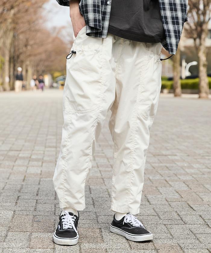 寬鬆彎刀版型 口袋抽繩設計 休閒工裝褲