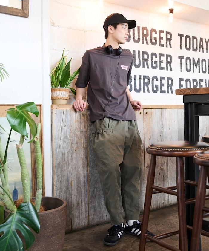 寬鬆彎刀版型 口袋抽繩設計 休閒工裝褲