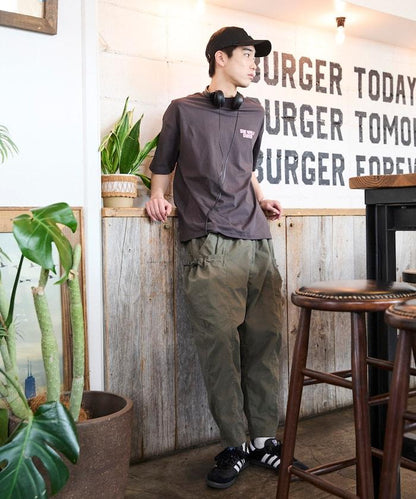 寬鬆彎刀版型 口袋抽繩設計 休閒工裝褲