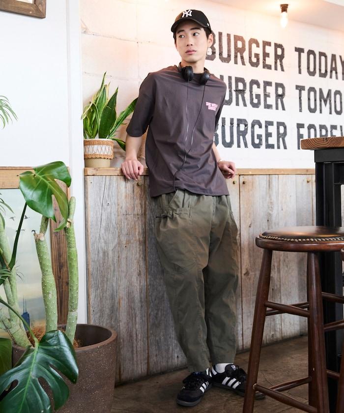 寬鬆彎刀版型 口袋抽繩設計 休閒工裝褲