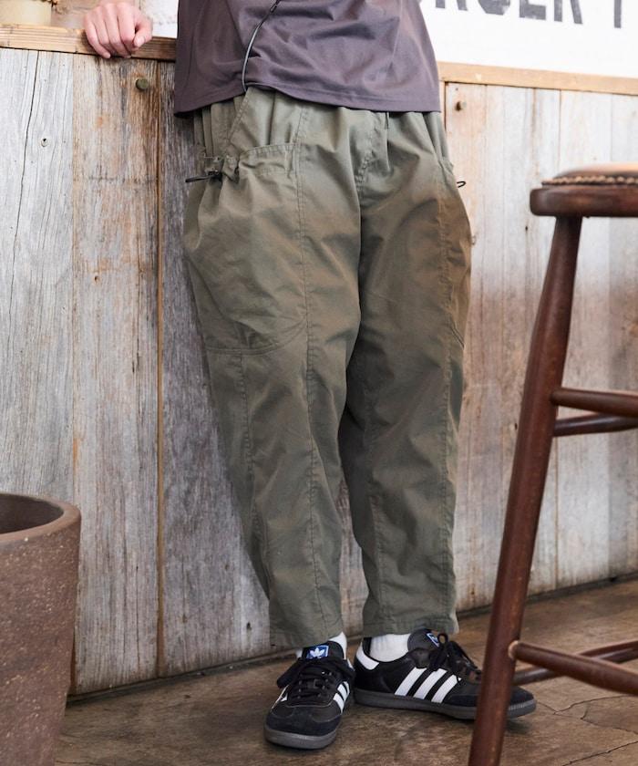 寬鬆彎刀版型 口袋抽繩設計 休閒工裝褲