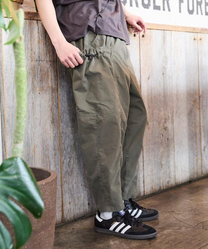 寬鬆彎刀版型 口袋抽繩設計 休閒工裝褲