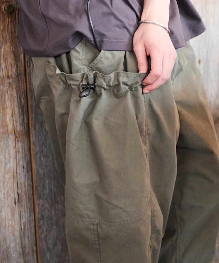 寬鬆彎刀版型 口袋抽繩設計 休閒工裝褲