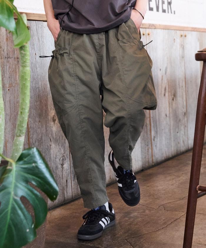 寬鬆彎刀版型 口袋抽繩設計 休閒工裝褲