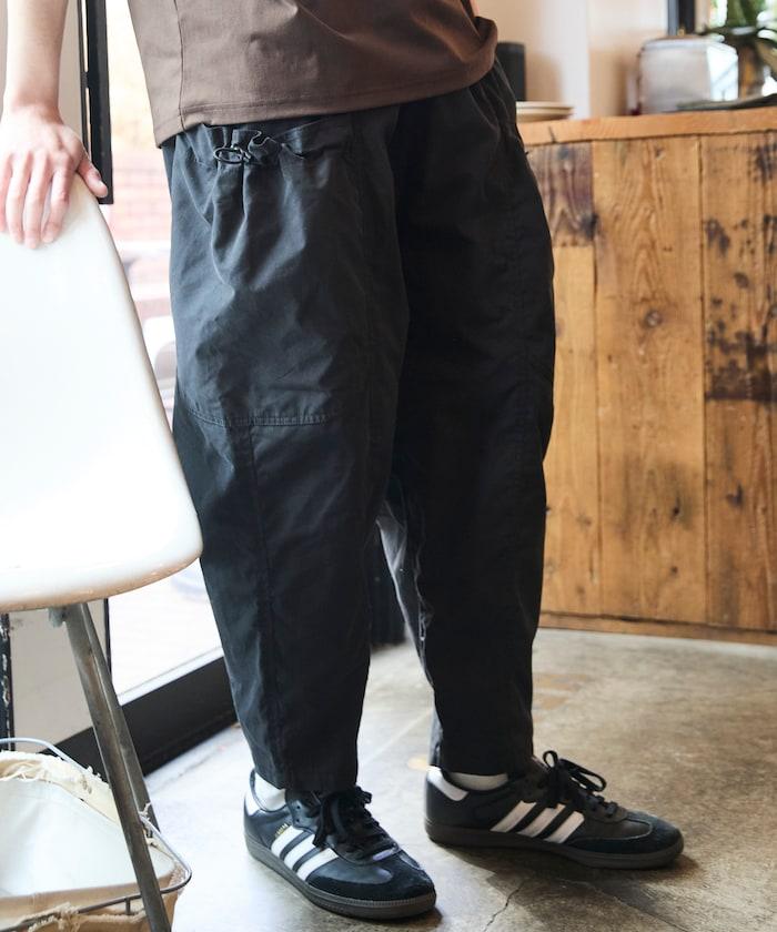 寬鬆彎刀版型 口袋抽繩設計 休閒工裝褲