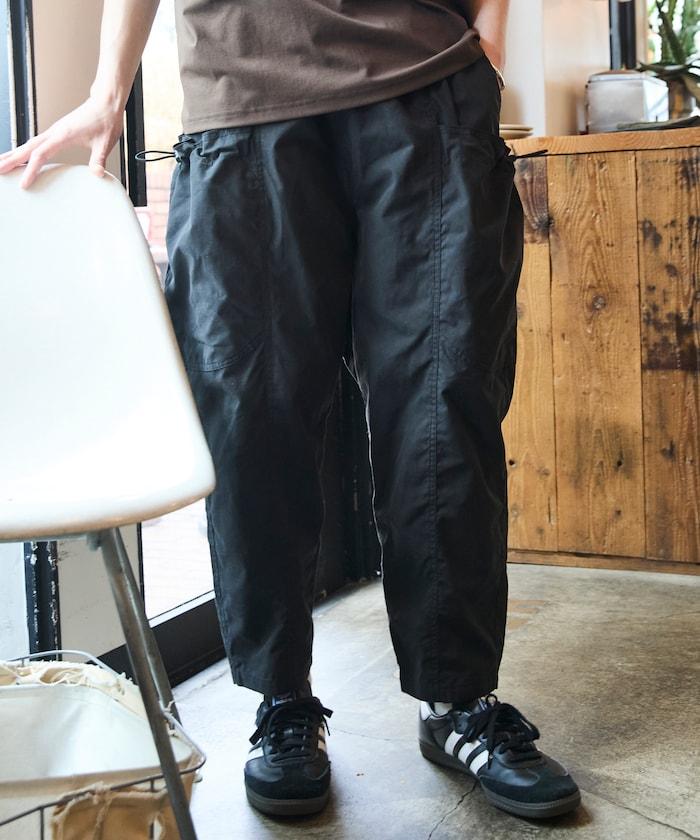 寬鬆彎刀版型 口袋抽繩設計 休閒工裝褲