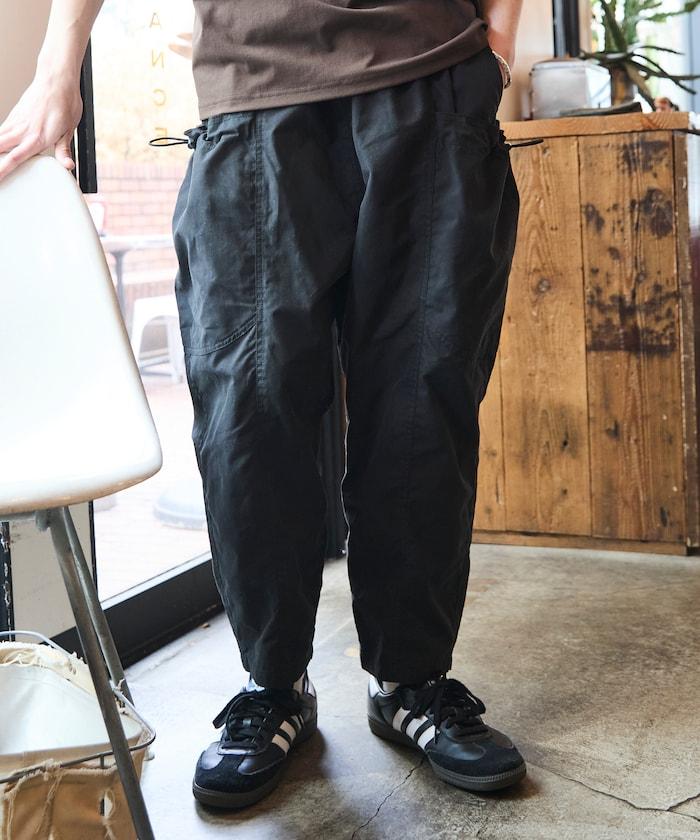 寬鬆彎刀版型 口袋抽繩設計 休閒工裝褲