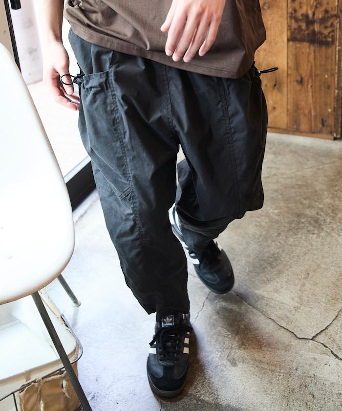 寬鬆彎刀版型 口袋抽繩設計 休閒工裝褲