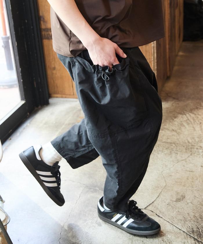 寬鬆彎刀版型 口袋抽繩設計 休閒工裝褲