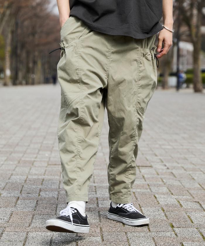 寬鬆彎刀版型 口袋抽繩設計 休閒工裝褲