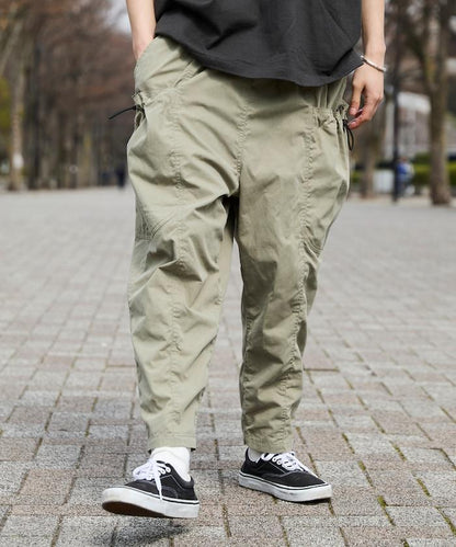 寬鬆彎刀版型 口袋抽繩設計 休閒工裝褲