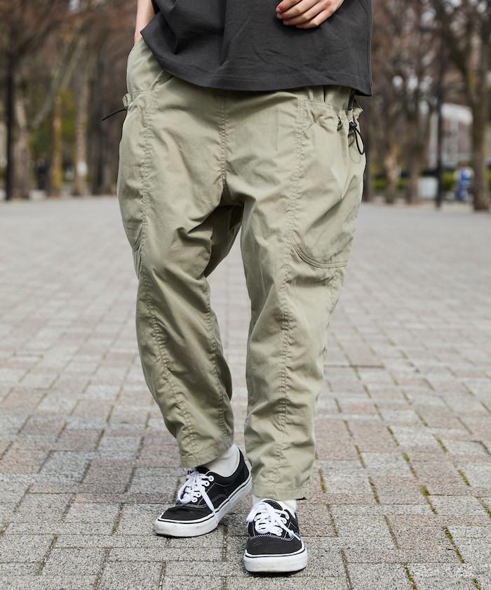 寬鬆彎刀版型 口袋抽繩設計 休閒工裝褲