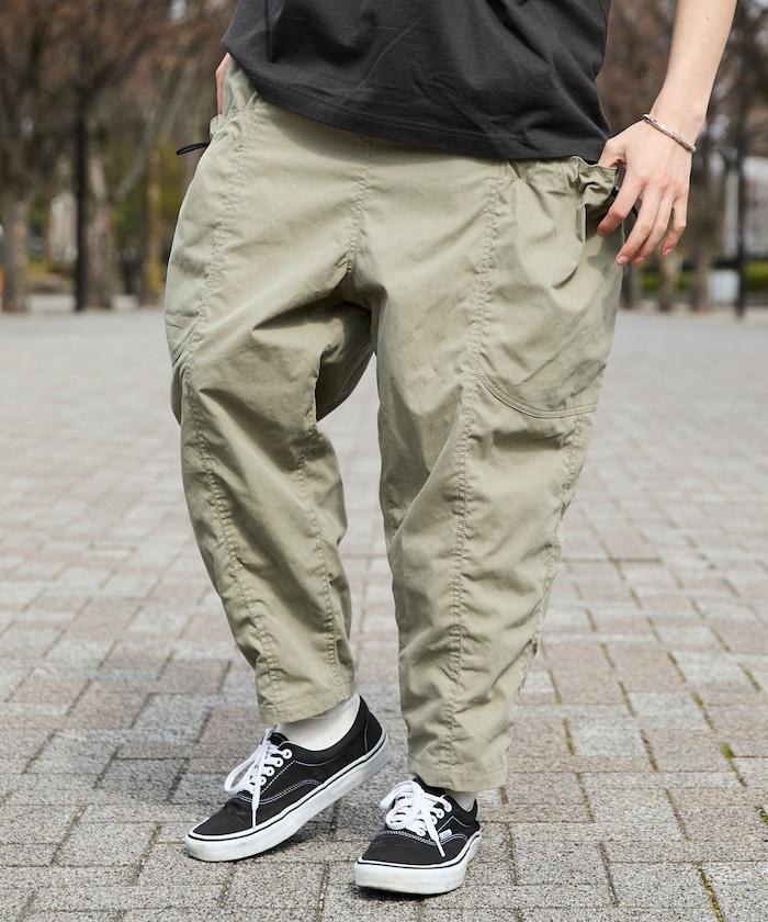 寬鬆彎刀版型 口袋抽繩設計 休閒工裝褲