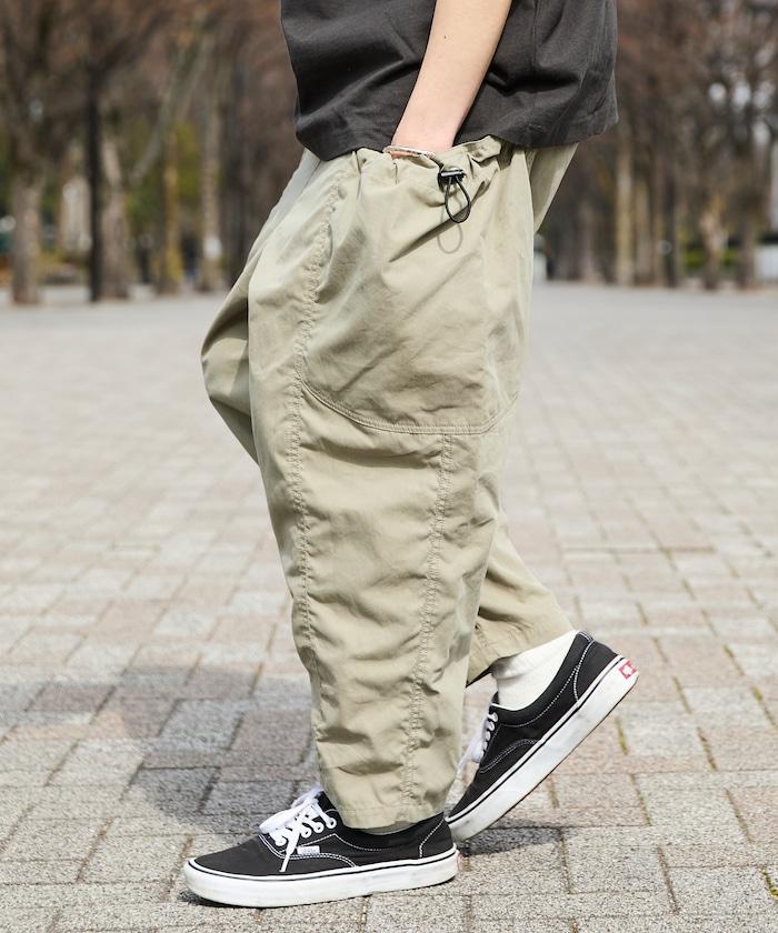 寬鬆彎刀版型 口袋抽繩設計 休閒工裝褲