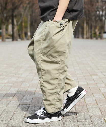 寬鬆彎刀版型 口袋抽繩設計 休閒工裝褲