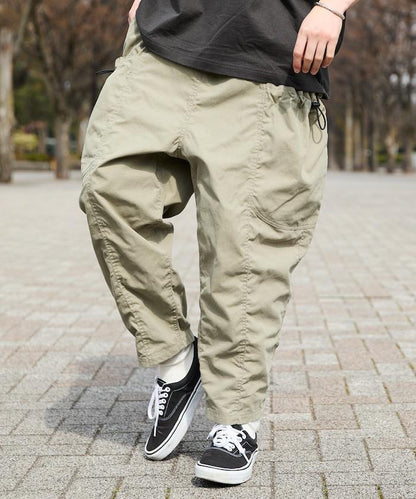 寬鬆彎刀版型 口袋抽繩設計 休閒工裝褲