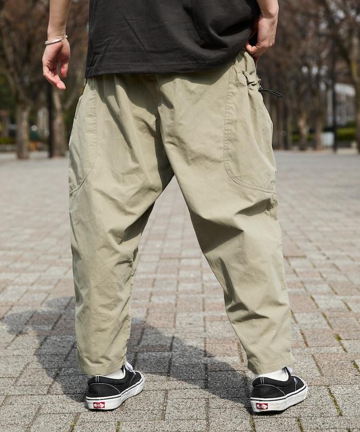 寬鬆彎刀版型 口袋抽繩設計 休閒工裝褲