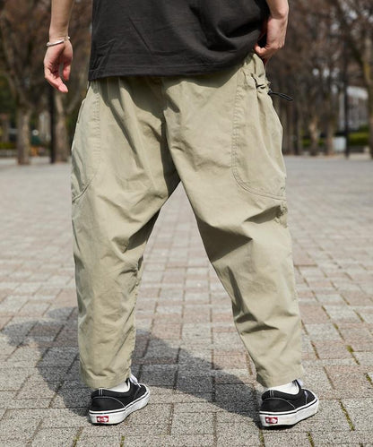 寬鬆彎刀版型 口袋抽繩設計 休閒工裝褲