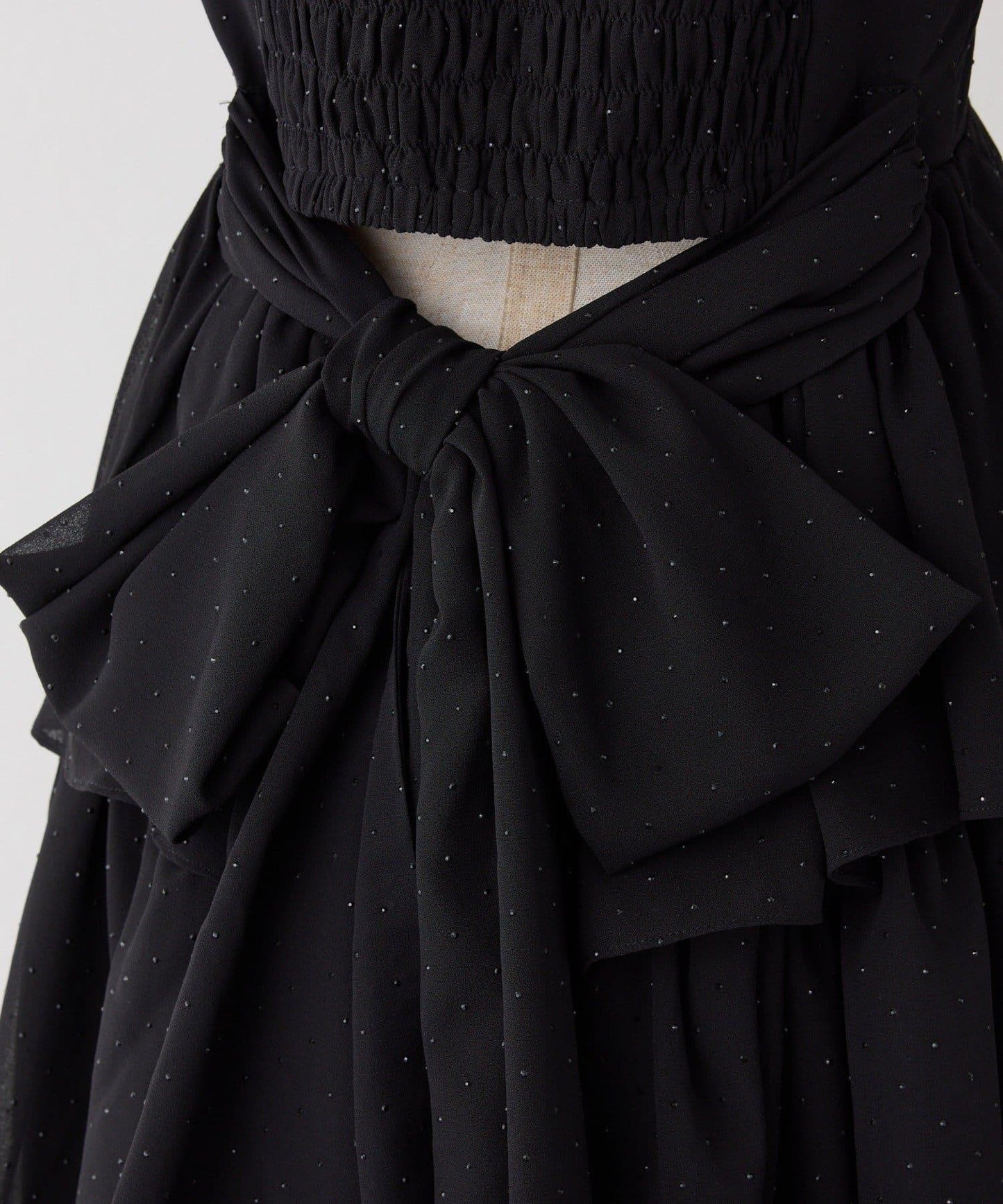 Black Ribbon Collection 後繫帶層疊設計連衣裙