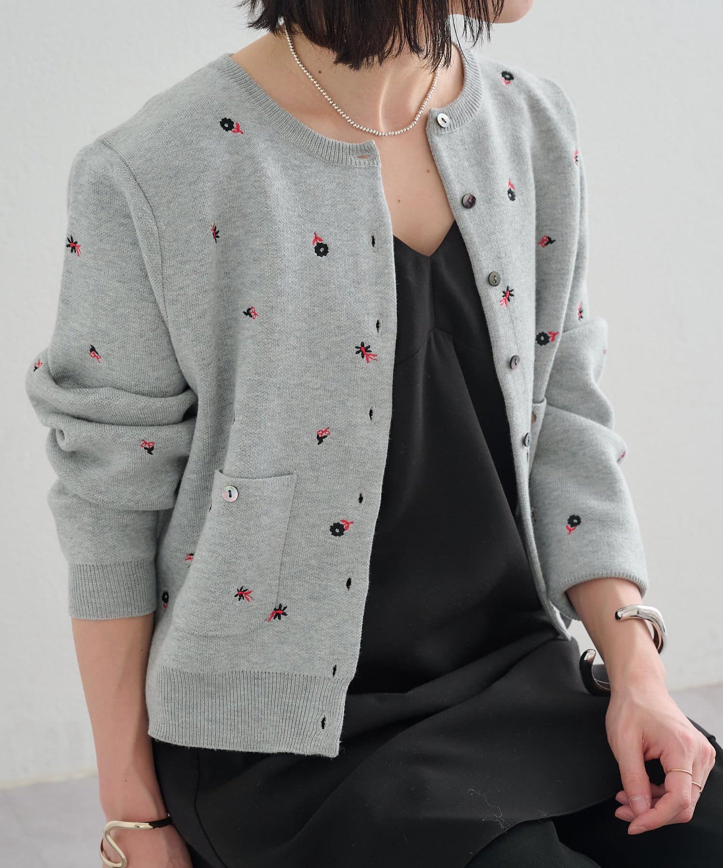 Omekashi 刺繡仿衛衣質感口袋針織開衫