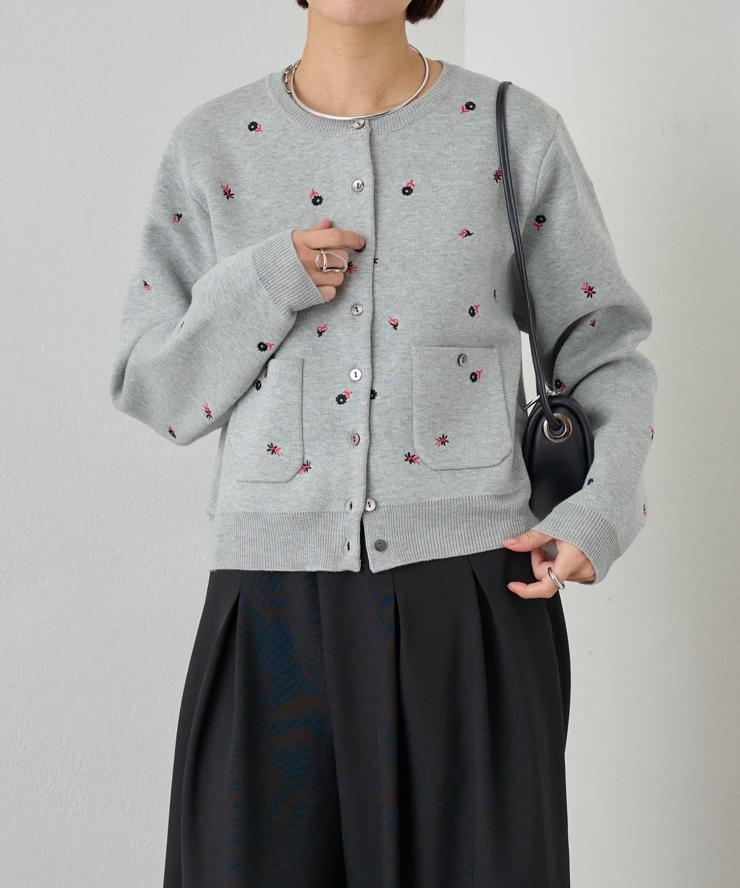 Omekashi 刺繡仿衛衣質感口袋針織開衫
