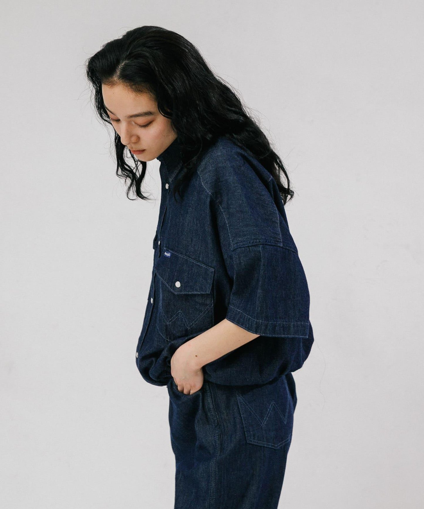 聯名 Wrangler×EKAL 輕牛仔工裝襯衫