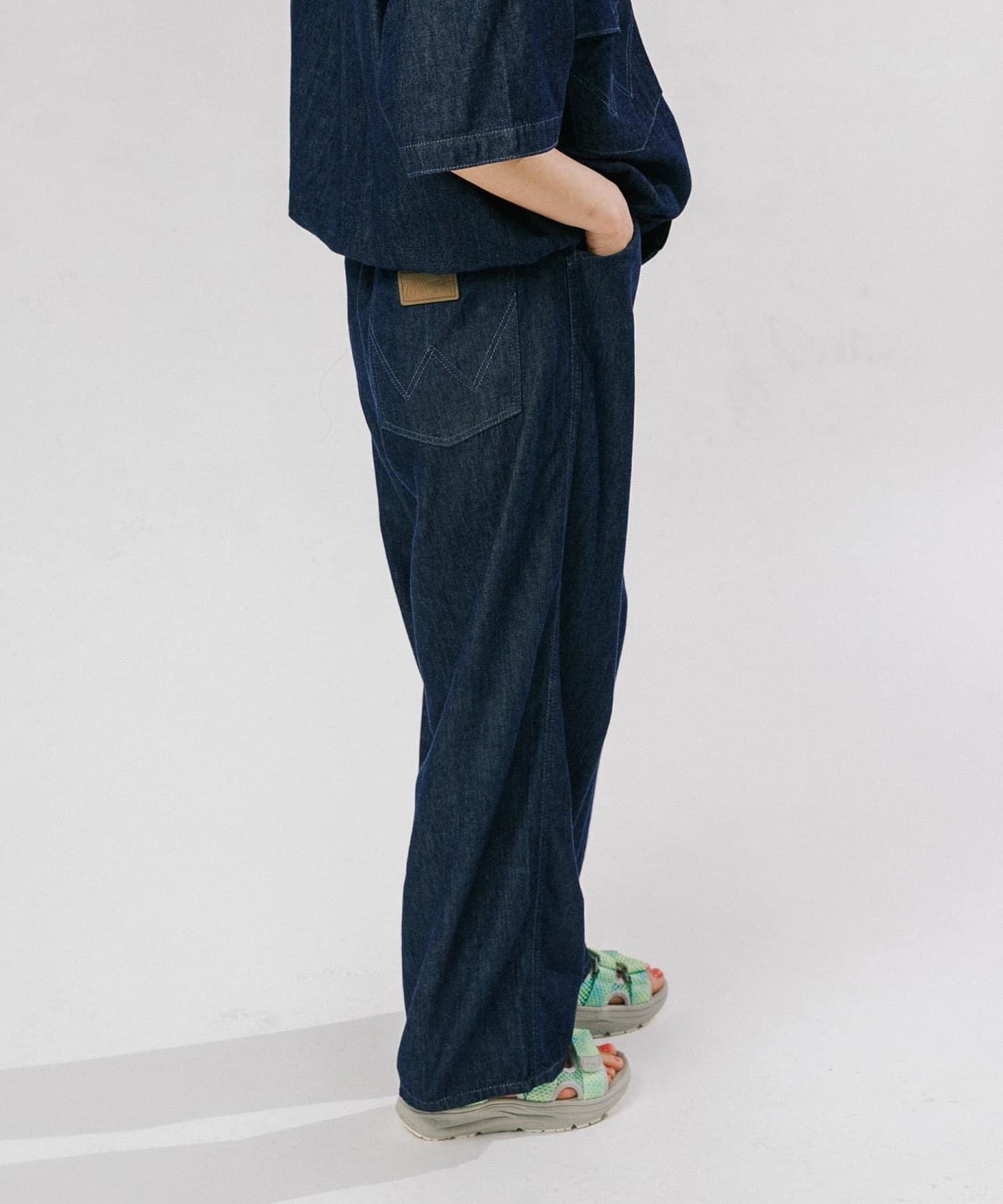 Wrangler×EKAL 輕薄牛仔寬鬆闊腿褲