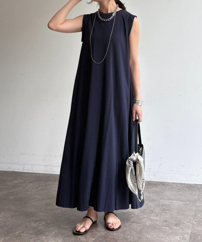 絲光順滑垂感 + 傘擺版型 + 針織連衣裙