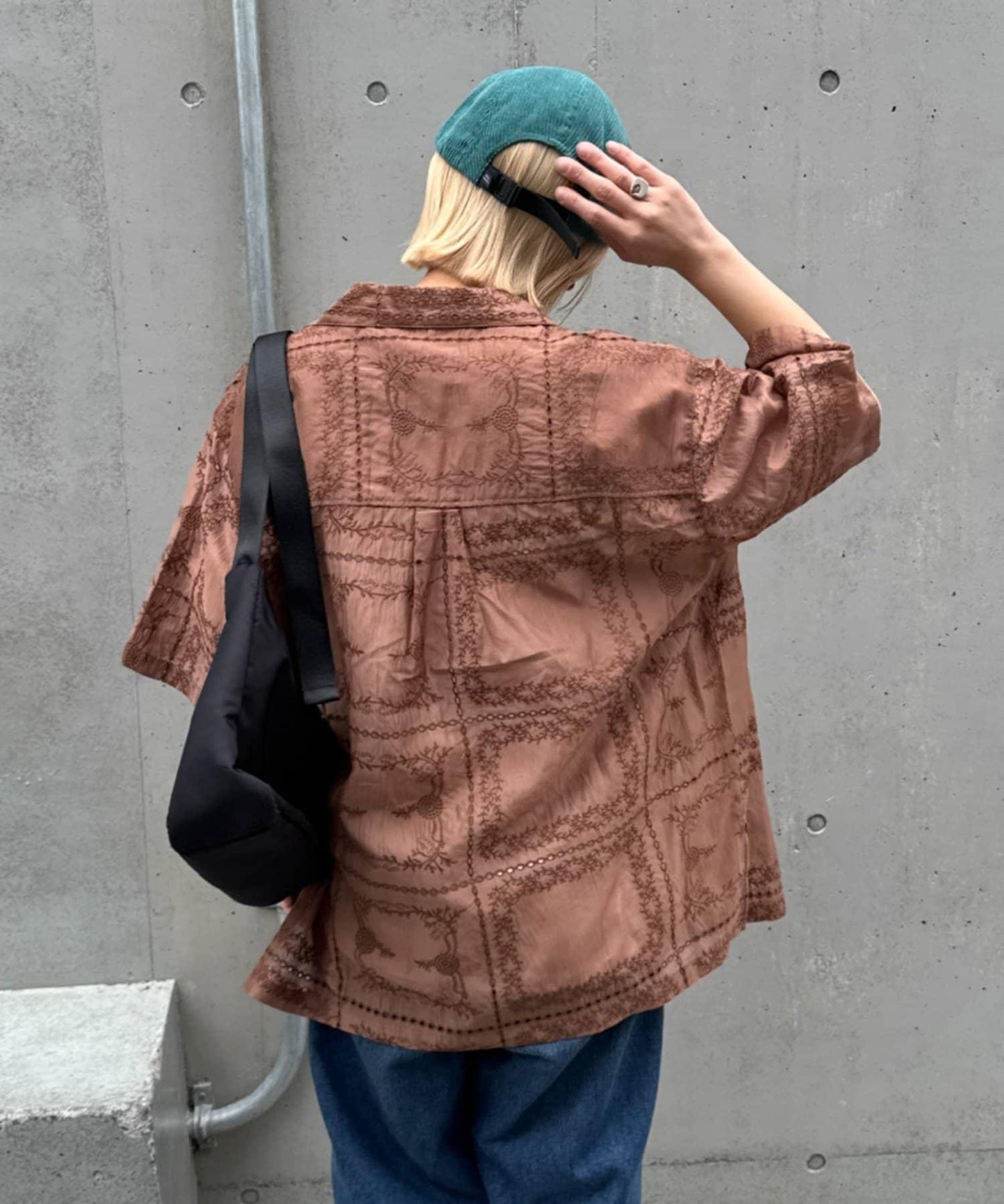 中性蕾絲刺繡襯衫 網絡