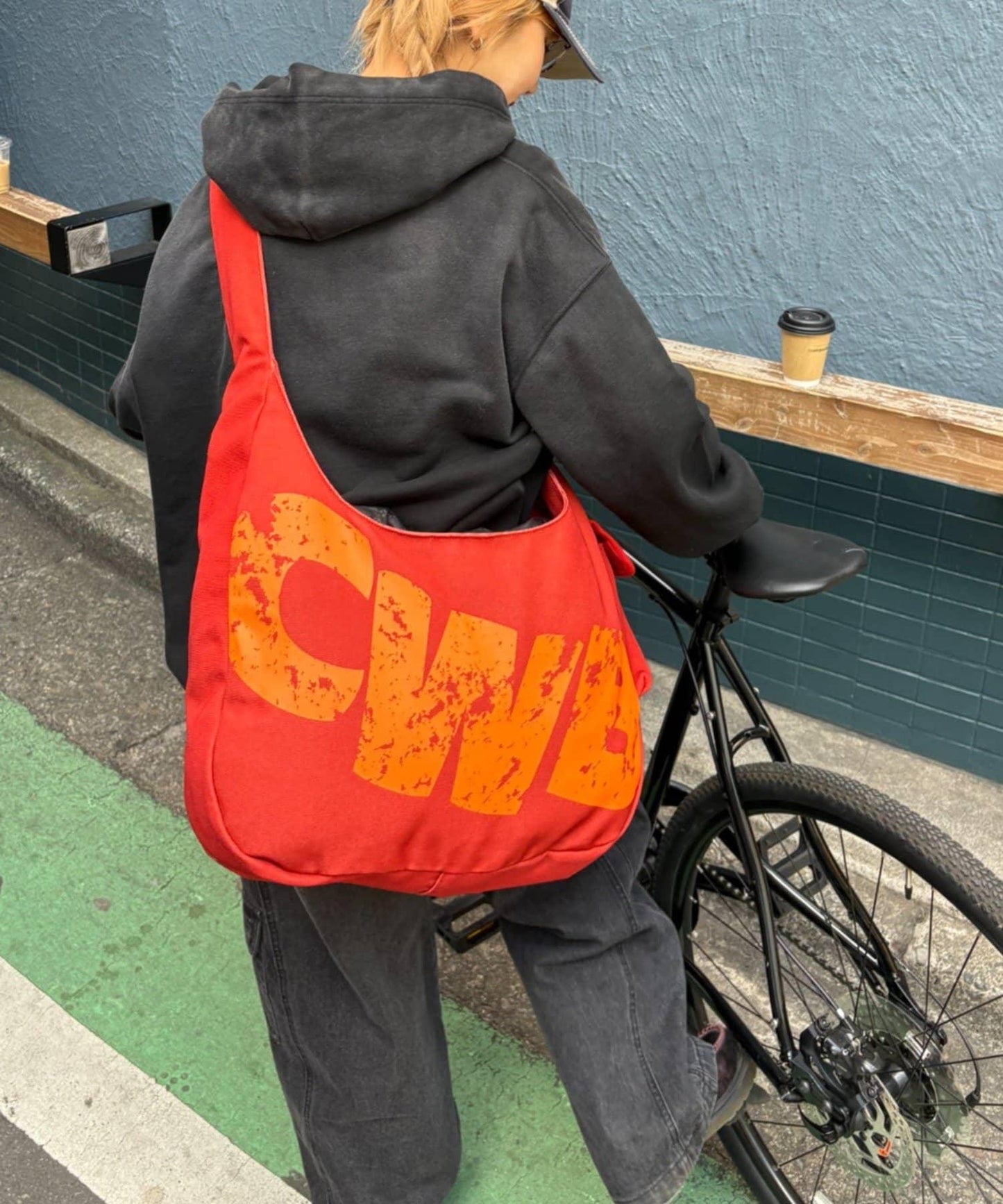 中性大Logo報紙風設計手提包