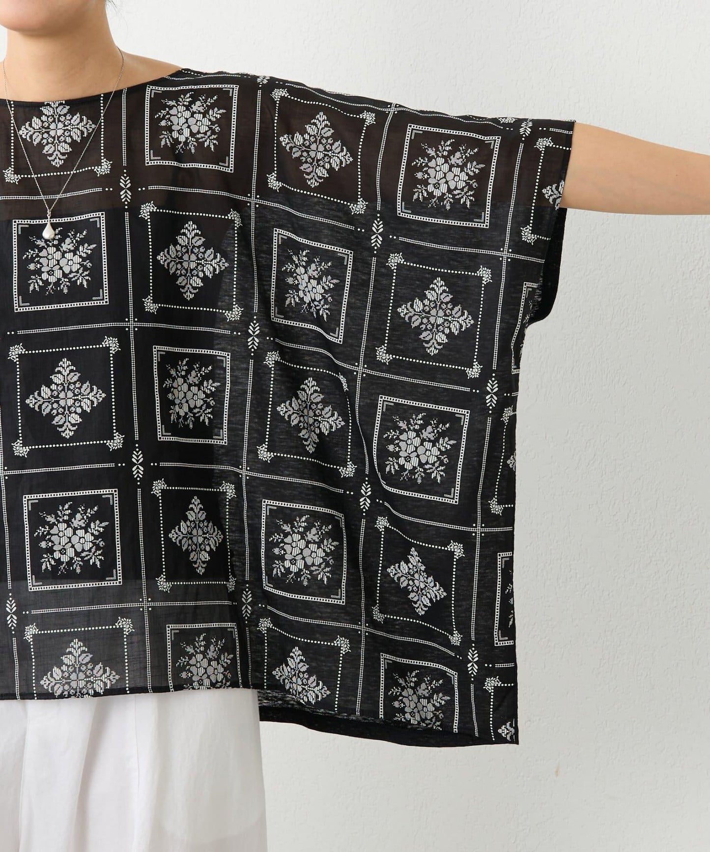 刺繡風印花 套頭上衣