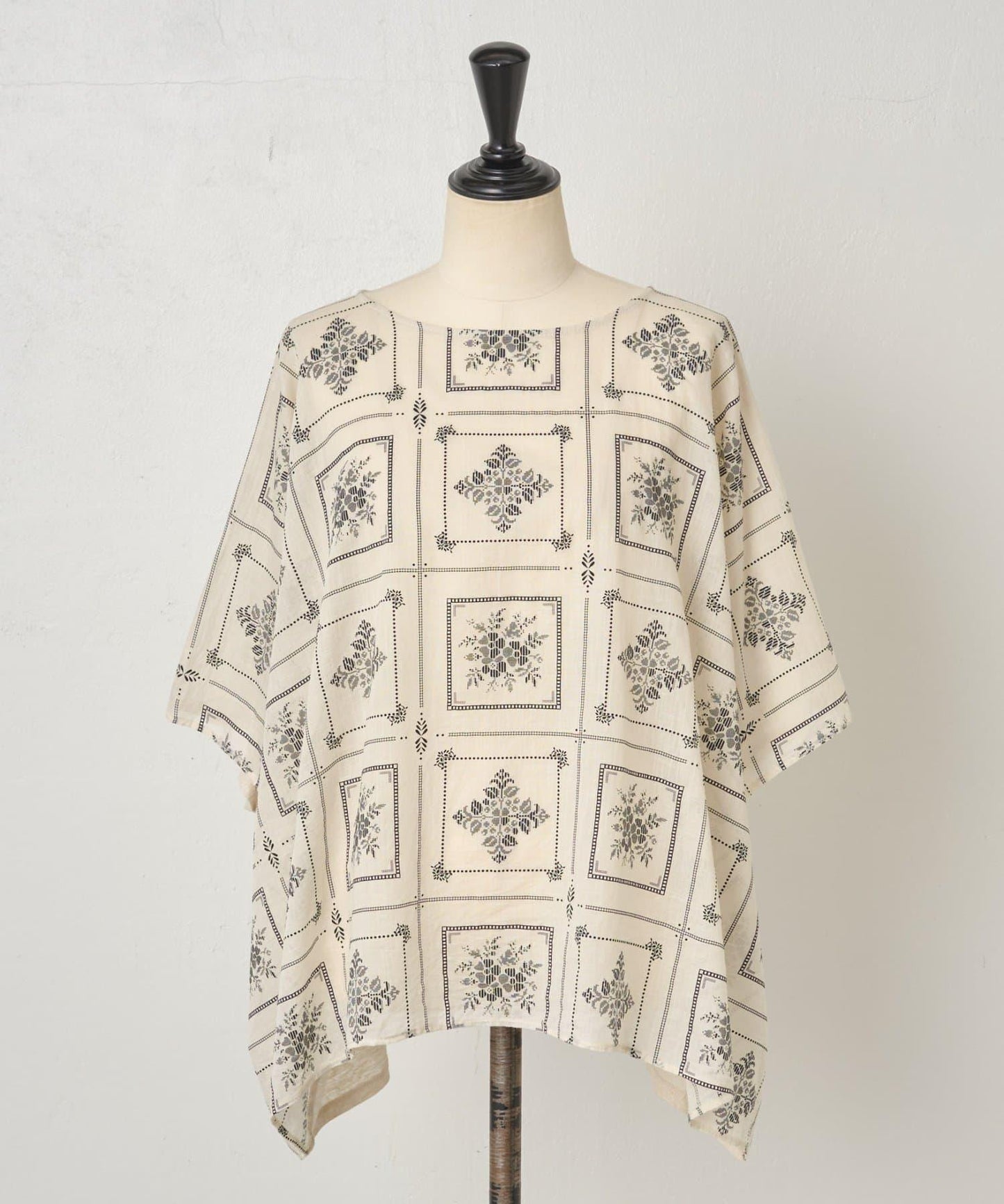 刺繡風印花 套頭上衣