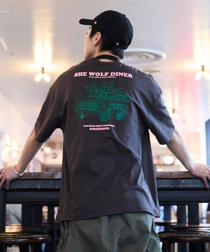 SHE WOLF DINER×FREAK'S STORE シーウルフダイナー 抗菌防臭 吸水速幹 寬鬆廓形 背部印花 T恤