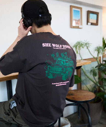 SHE WOLF DINER×FREAK'S STORE シーウルフダイナー 抗菌防臭 吸水速幹 寬鬆廓形 背部印花 T恤