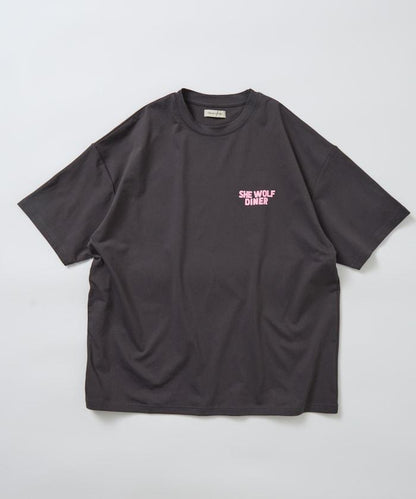SHE WOLF DINER×FREAK'S STORE シーウルフダイナー 抗菌防臭 吸水速幹 寬鬆廓形 背部印花 T恤