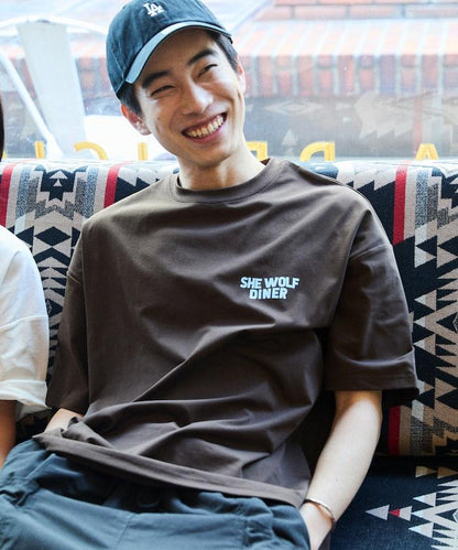 SHE WOLF DINER×FREAK'S STORE シーウルフダイナー 抗菌防臭 吸水速幹 寬鬆廓形 背部印花 T恤