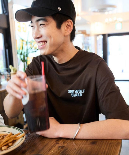 SHE WOLF DINER×FREAK'S STORE シーウルフダイナー 抗菌防臭 吸水速幹 寬鬆廓形 背部印花 T恤