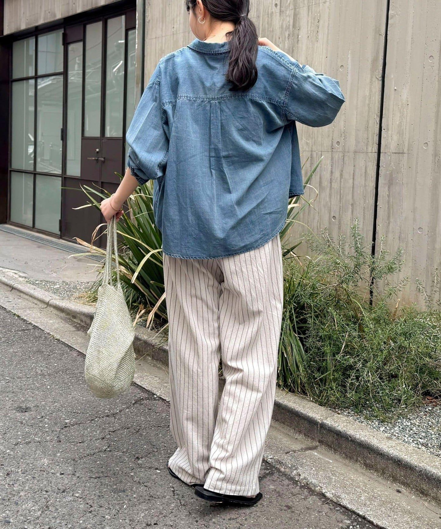 條紋微闊腿褶襉褲子