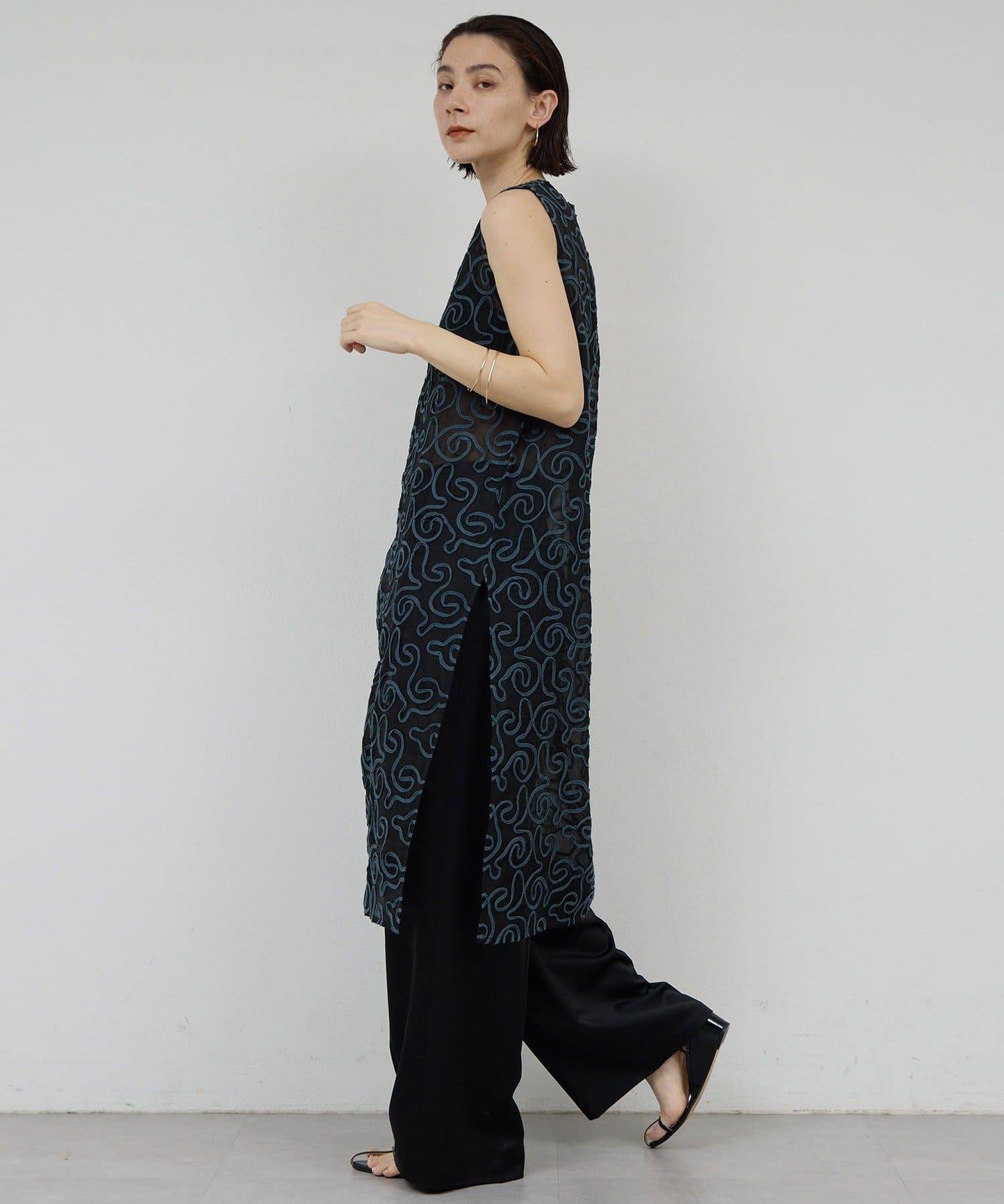 Dhritië 線繩刺繡無袖連衣裙