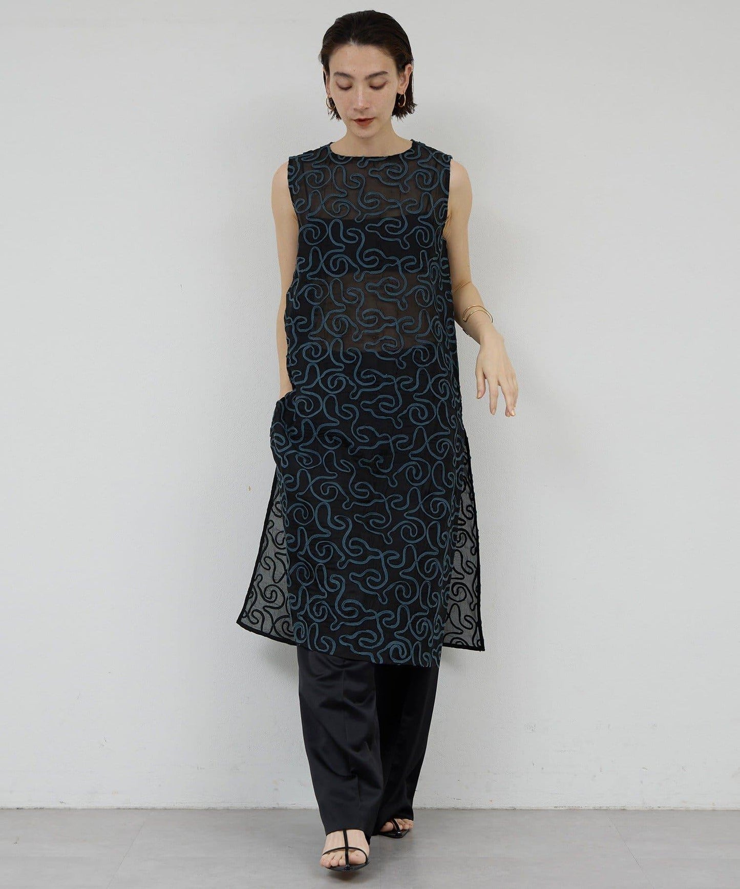 Dhritië 線繩刺繡無袖連衣裙