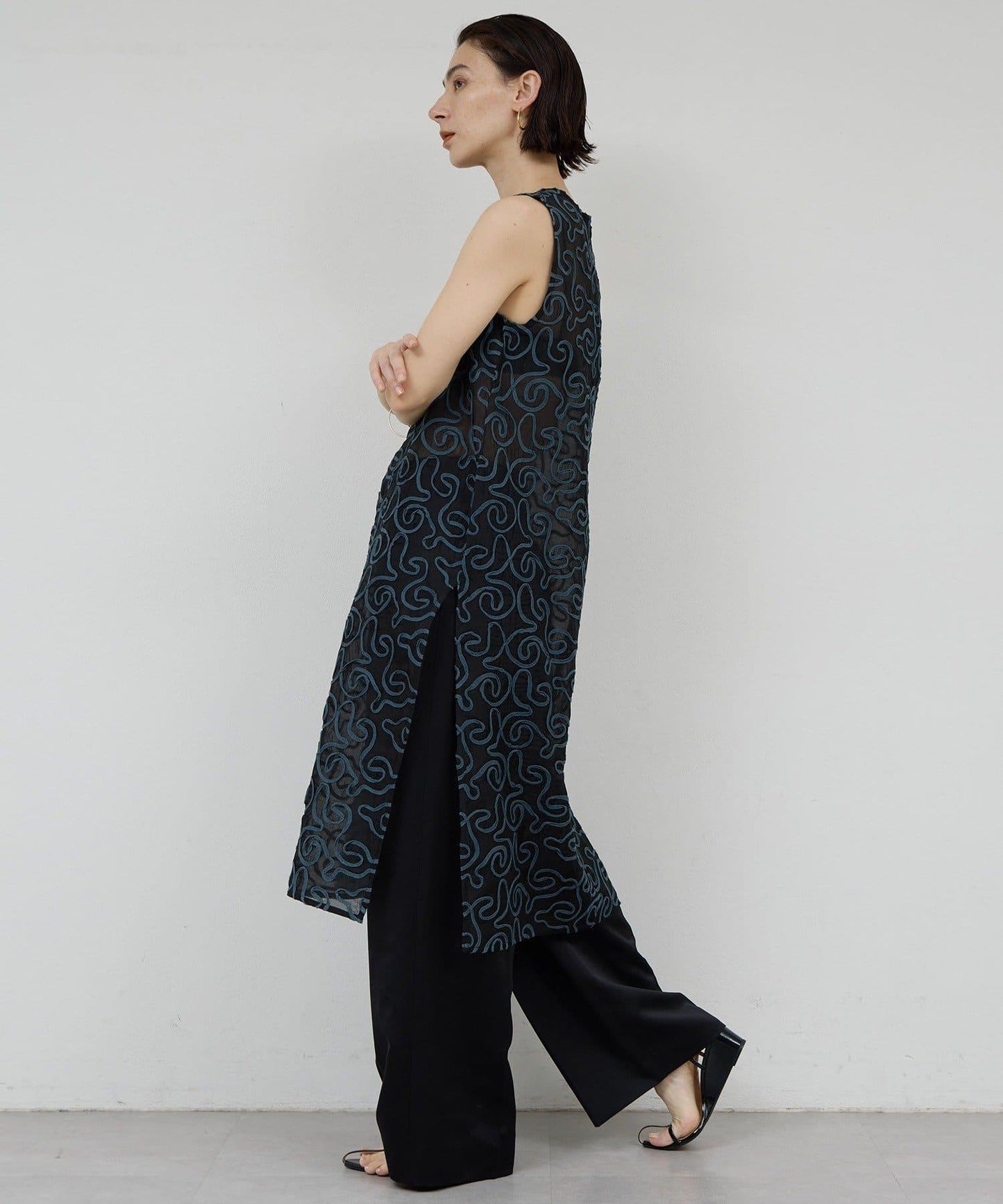 Dhritië 線繩刺繡無袖連衣裙