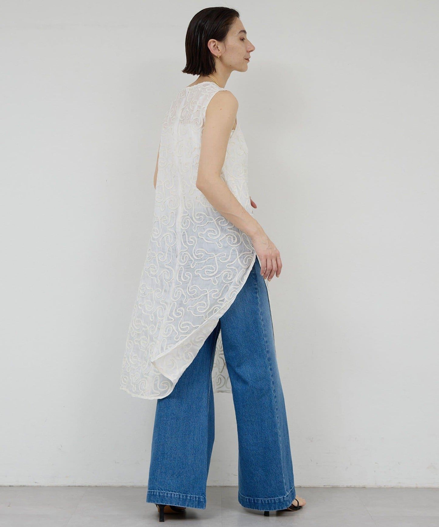 Dhritië 線繩刺繡無袖連衣裙