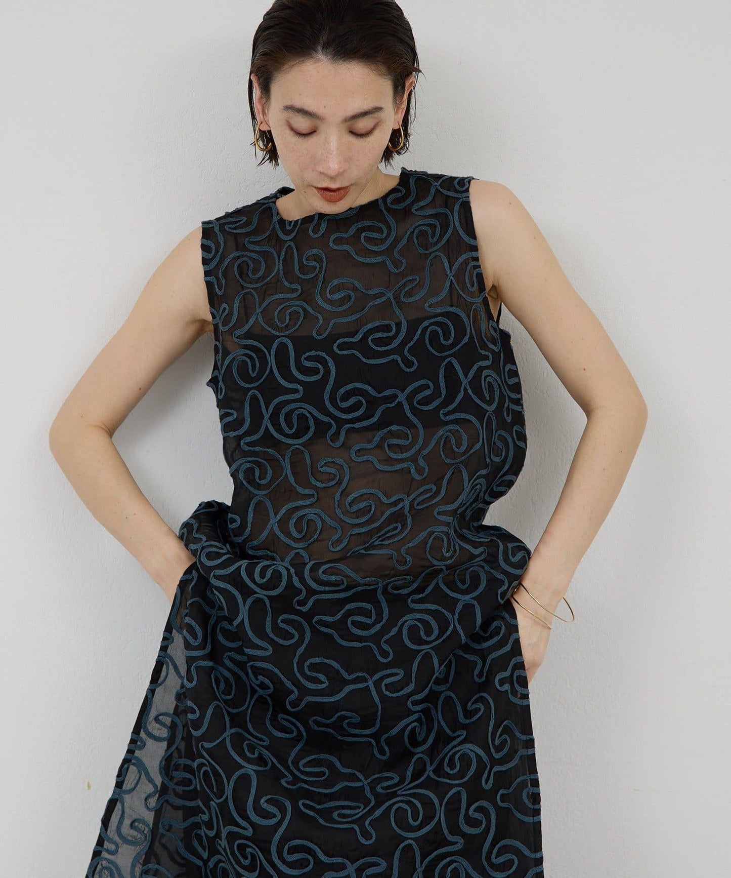 Dhritië 線繩刺繡無袖連衣裙