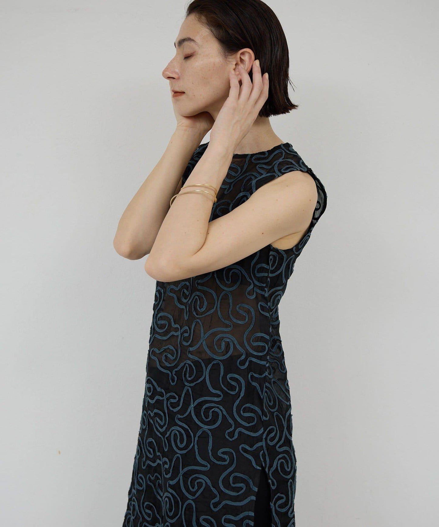 Dhritië 線繩刺繡無袖連衣裙