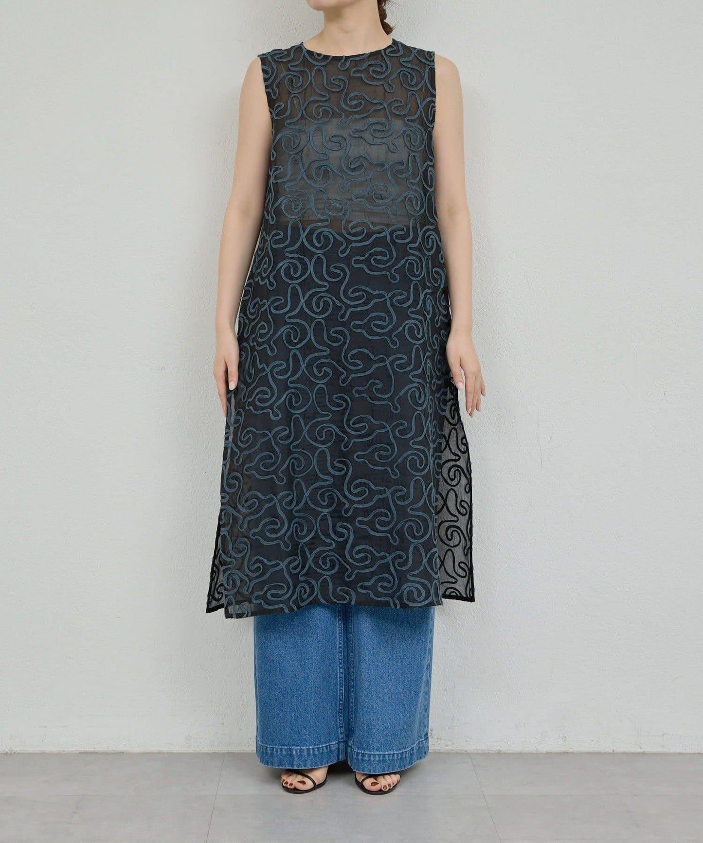 Dhritië 線繩刺繡無袖連衣裙