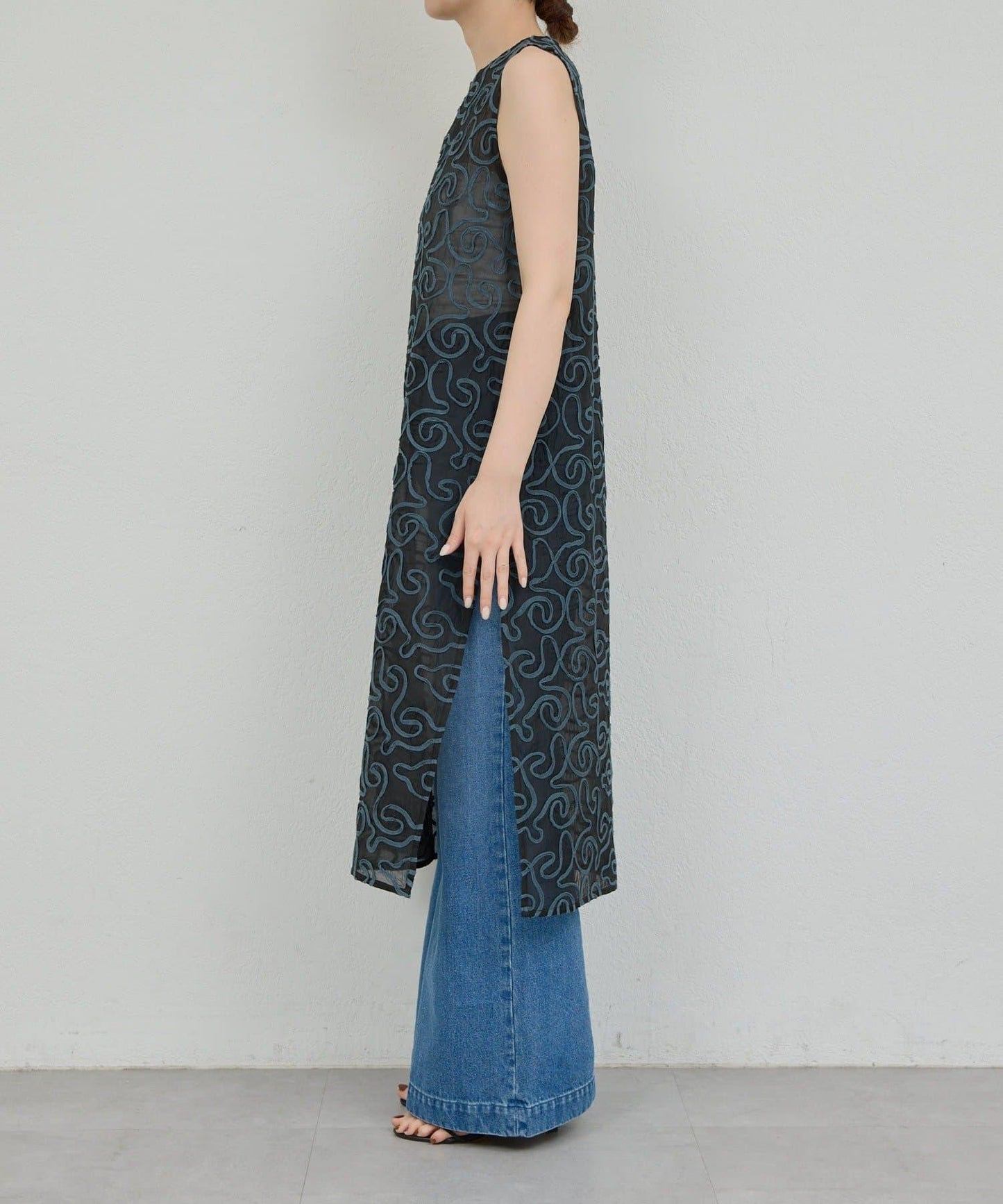 Dhritië 線繩刺繡無袖連衣裙